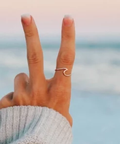 Minimalistic Ocean Wave Ring